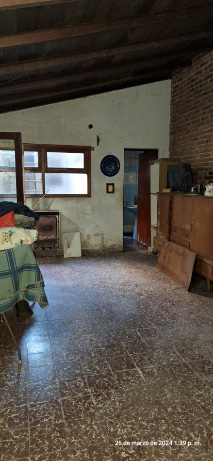 OPORTUNIDAD !!! CASA A RECICLAR O CONSTRUCCION DE DUPLEX