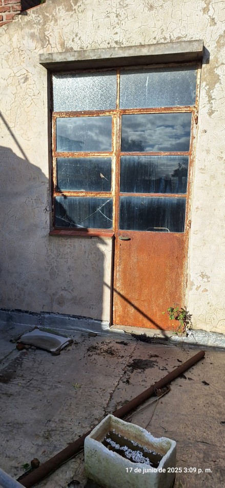 OPORTUNIDAD !!! CASA A RECICLAR O CONSTRUCCION DE DUPLEX